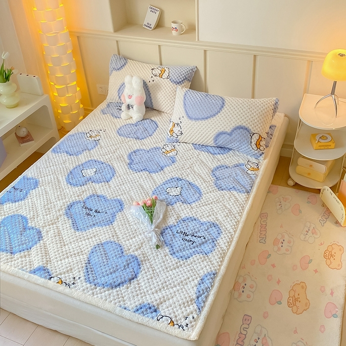 91家纺网 家纺一手货源 找家纺 澳梵家居 2023新款豆豆绒夹棉床护垫 爱的抱抱