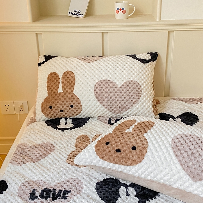 91家纺网 家纺一手货源 找家纺 澳梵家居 2023新款豆豆绒夹棉床护垫 咖啡兔