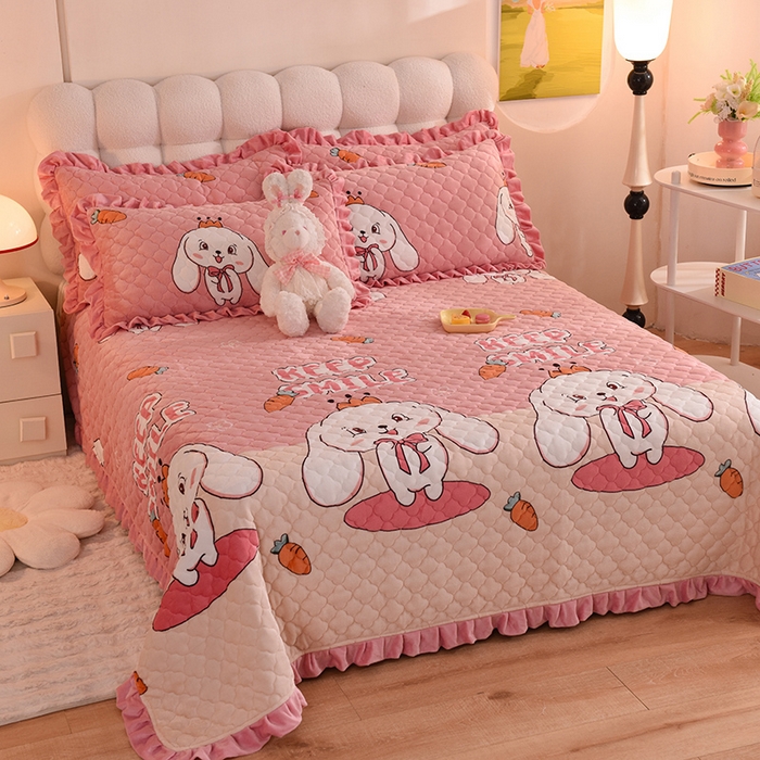 91家纺网 家纺一手货源 找家纺 美达 2025新款A类牛奶绒夹棉床盖 玉兔-粉