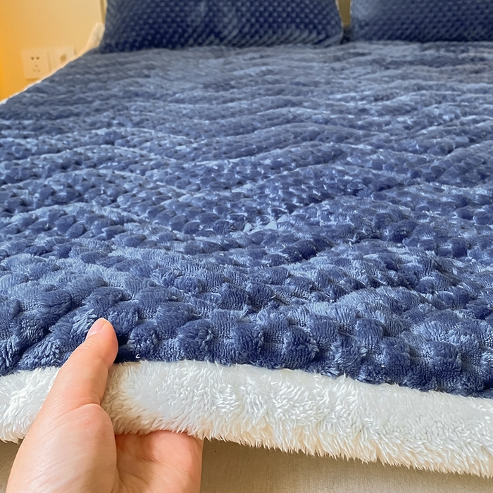91家纺网 家纺一手货源 找家纺 澳梵家居 2023新款豆豆绒夹棉床护垫 豆豆-蓝色