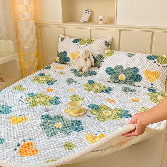 91家纺网 家纺一手货源 找家纺 澳梵家居 2023新款豆豆绒夹棉床护垫 绿色心情