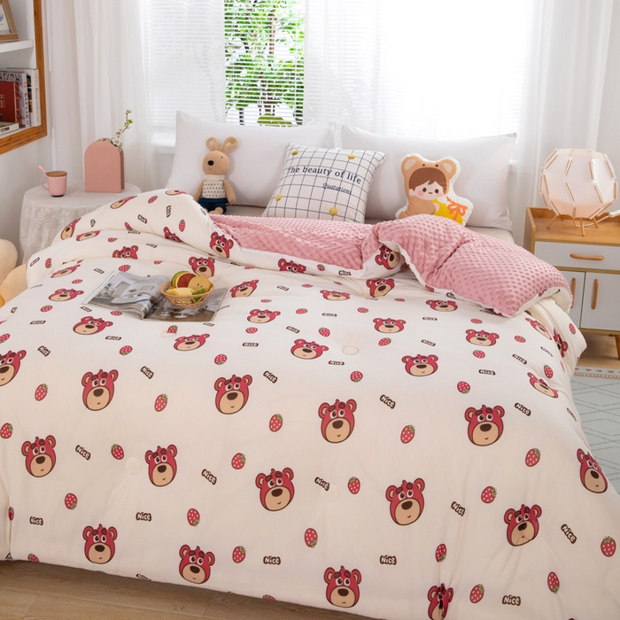 91家纺网 家纺一手货源 找家纺 天瑜家纺2023新款针织豆豆绒冬被系列 小草莓熊1