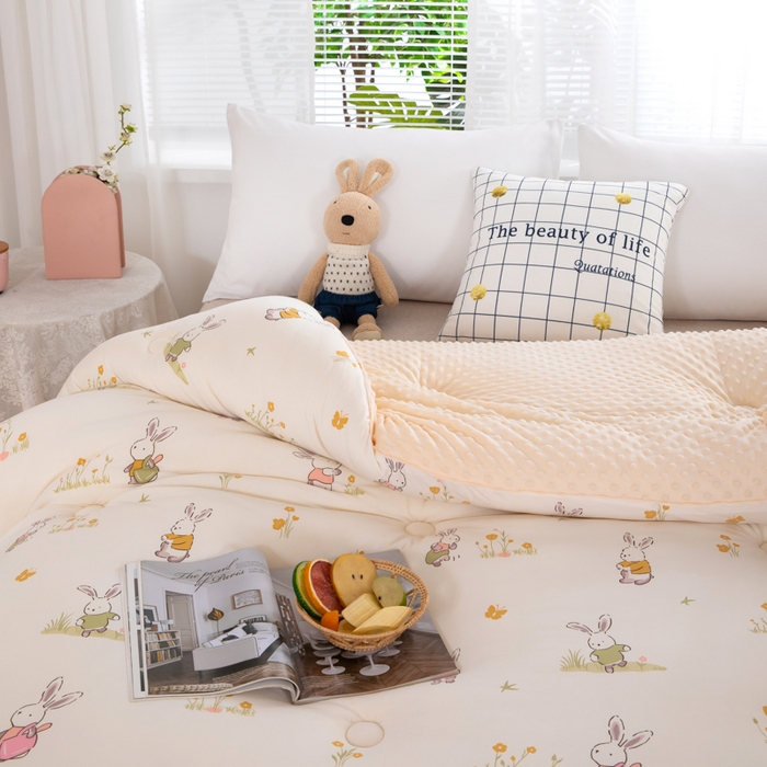 91家纺网 家纺一手货源 找家纺 天瑜家纺2023新款针织豆豆绒冬被系列 花丛小兔米