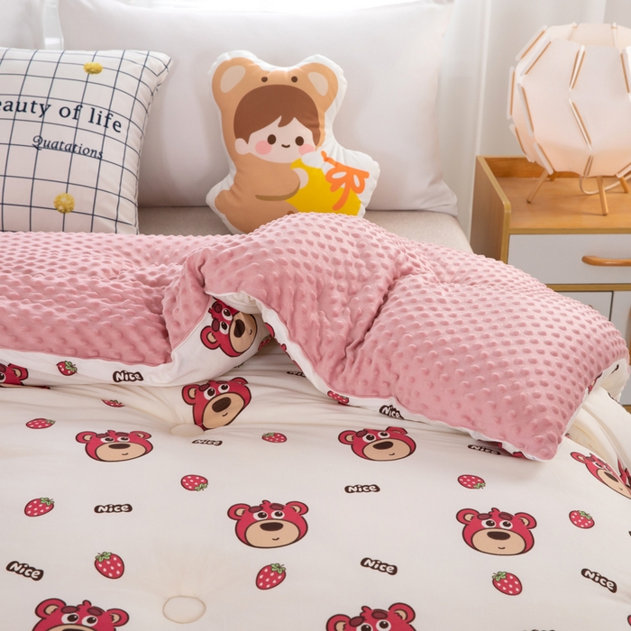 91家纺网 家纺一手货源 找家纺 天瑜家纺2023新款针织豆豆绒冬被系列 小草莓熊1