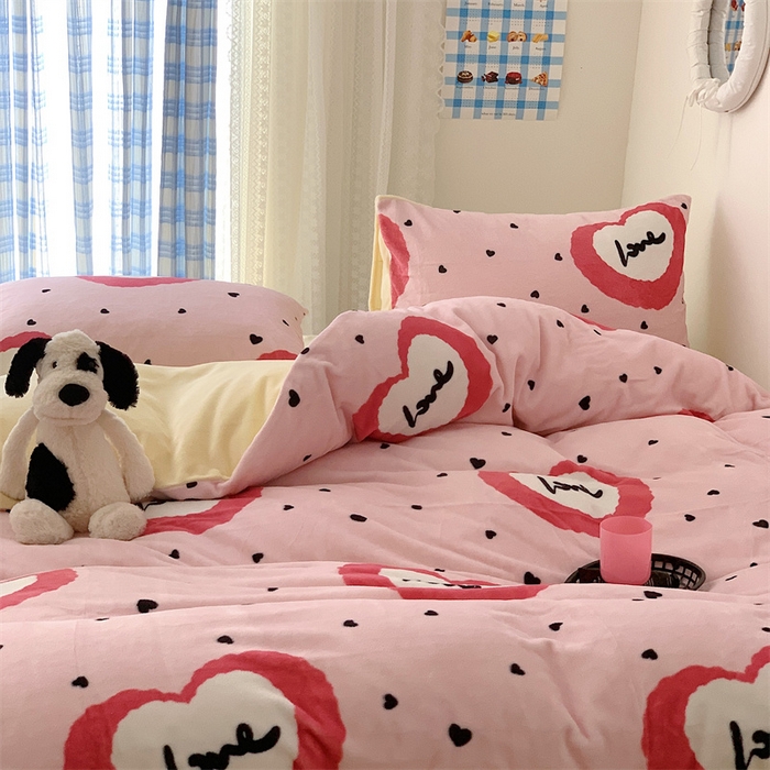 91家纺网 家纺一手货源 找家纺 美乐迪家纺 2023秋冬新款保暖牛奶绒四件套 粉爱心