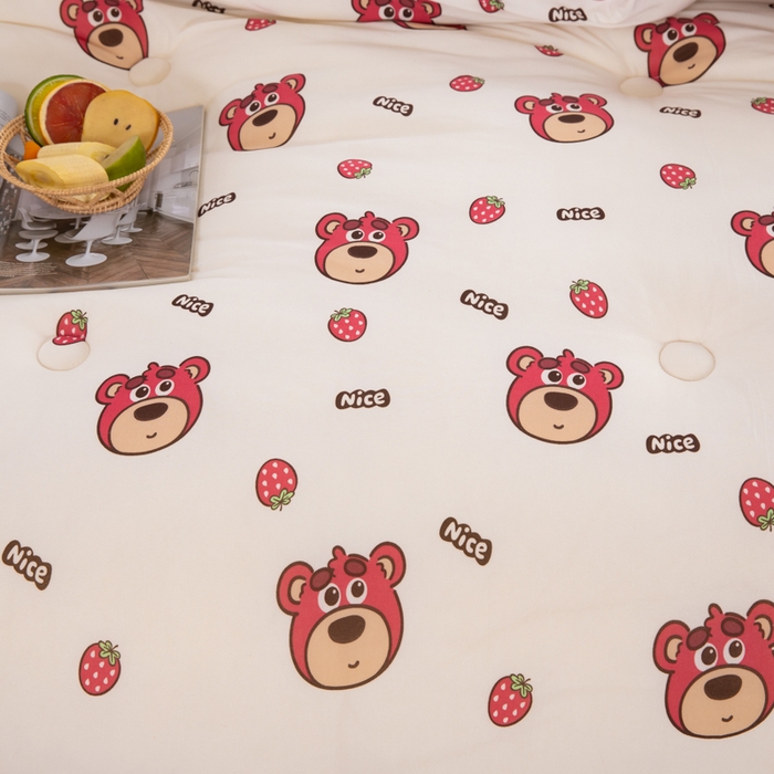 91家纺网 家纺一手货源 找家纺 天瑜家纺2023新款针织豆豆绒冬被系列 小草莓熊1