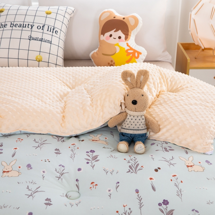 91家纺网 家纺一手货源 找家纺 天瑜家纺2023新款针织豆豆绒冬被系列 小兔子灰