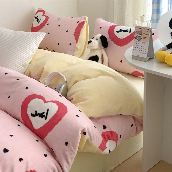 91家纺网 家纺一手货源 找家纺 美乐迪家纺 2023秋冬新款保暖牛奶绒四件套 粉爱心