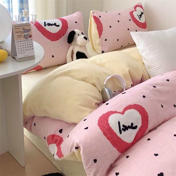 91家纺网 家纺一手货源 找家纺 美乐迪家纺 2023秋冬新款保暖牛奶绒四件套 粉爱心