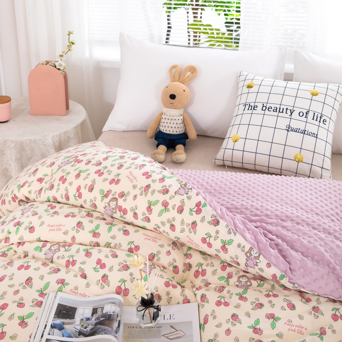 91家纺网 家纺一手货源 找家纺 天瑜家纺2023新款针织豆豆绒冬被系列 樱桃女孩1