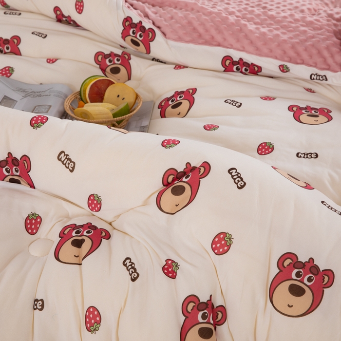 91家纺网 家纺一手货源 找家纺 天瑜家纺2023新款针织豆豆绒冬被系列 小草莓熊1