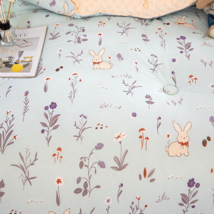 91家纺网 家纺一手货源 找家纺 天瑜家纺2023新款针织豆豆绒冬被系列 小兔子灰