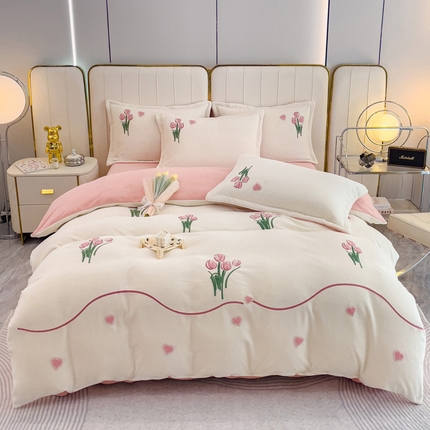 91家纺网 家纺一手货源 找家纺 爱家（原缔乐家纺） 2023新款牛奶绒毛巾绣四件套-郁金香系列 郁金香-奶昔白