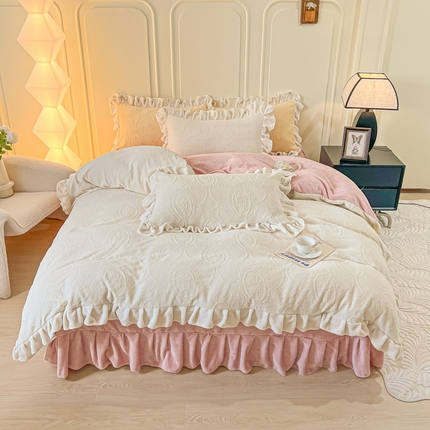 91家纺网 家纺一手货源 找家纺 十里居 2023新款230克雕花韩版床裙牛奶绒四件套 清新-白粉