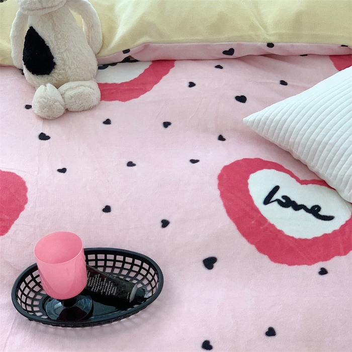 91家纺网 家纺一手货源 找家纺 美乐迪家纺 2023秋冬新款保暖牛奶绒四件套 粉爱心