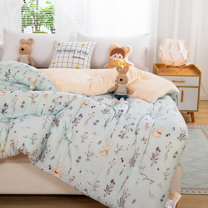 91家纺网 家纺一手货源 找家纺 天瑜家纺2023新款针织豆豆绒冬被系列 小兔子灰