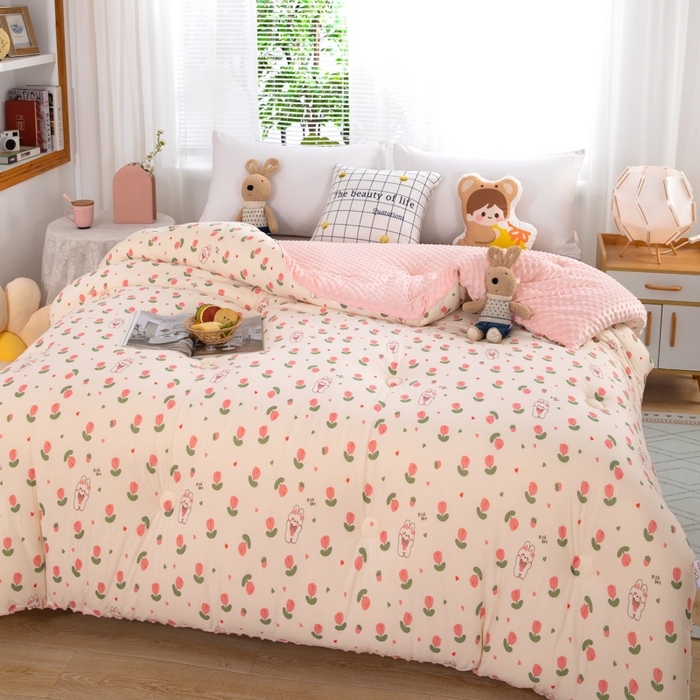 91家纺网 家纺一手货源 找家纺 天瑜家纺2023新款针织豆豆绒冬被系列 小花兔子粉1