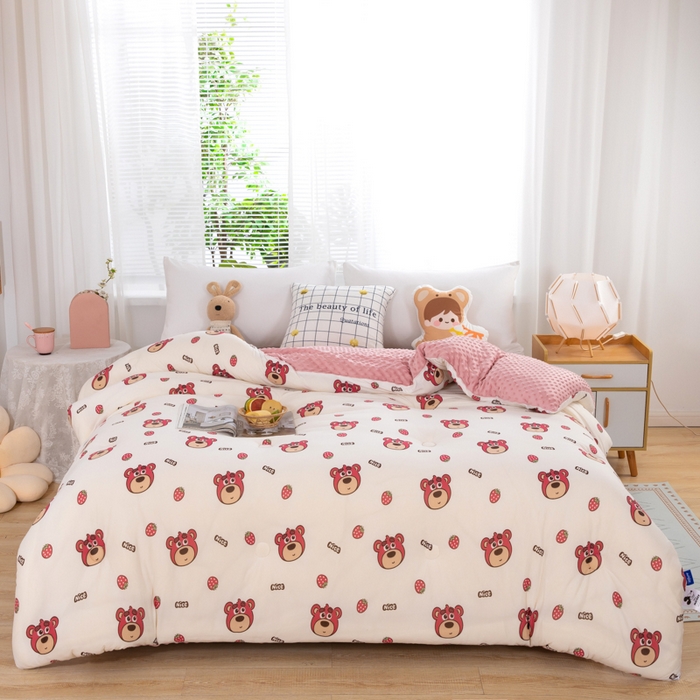 91家纺网 家纺一手货源 找家纺 天瑜家纺2023新款针织豆豆绒冬被系列 小草莓熊1