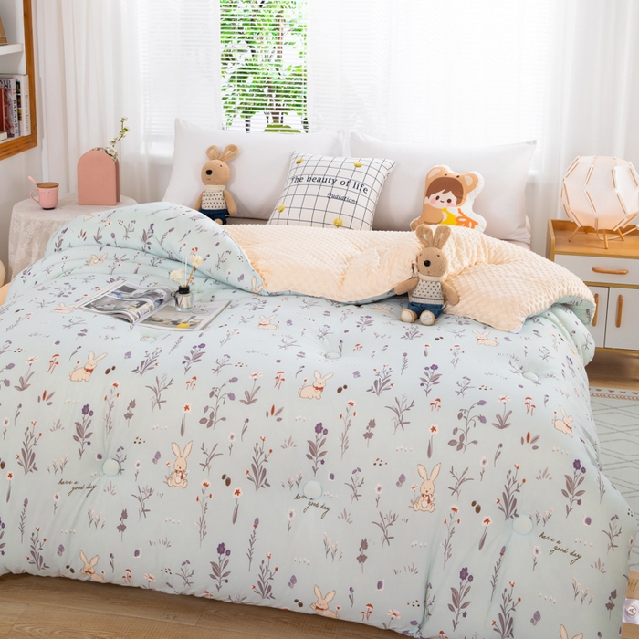 91家纺网 家纺一手货源 找家纺 天瑜家纺2023新款针织豆豆绒冬被系列 小兔子灰