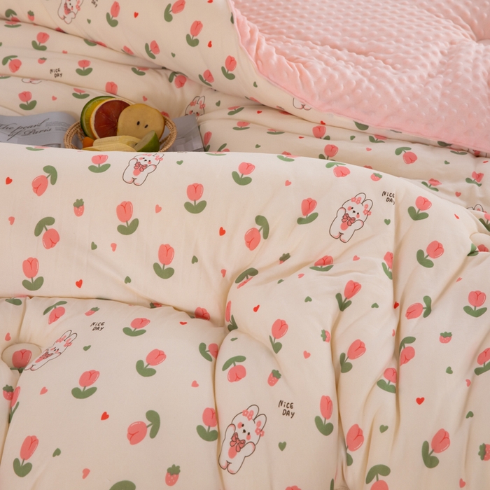 91家纺网 家纺一手货源 找家纺 天瑜家纺2023新款针织豆豆绒冬被系列 小花兔子粉1