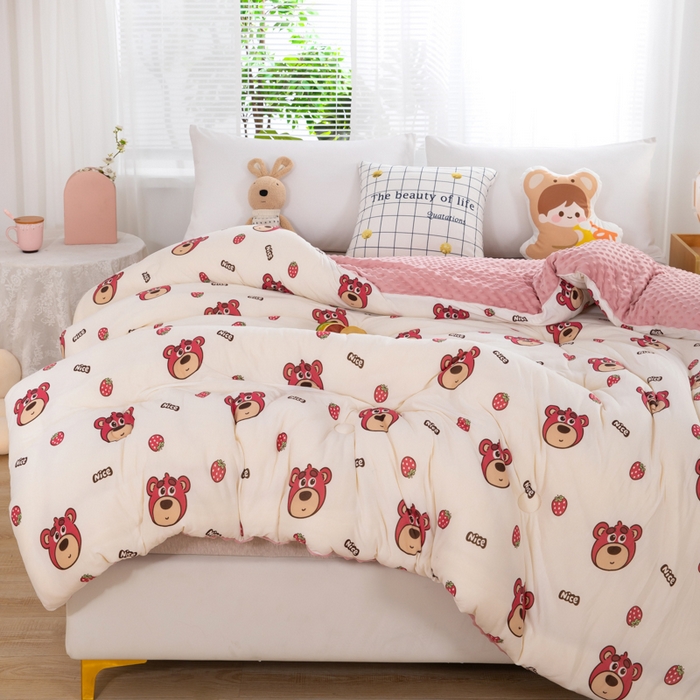 91家纺网 家纺一手货源 找家纺 天瑜家纺2023新款针织豆豆绒冬被系列 小草莓熊1