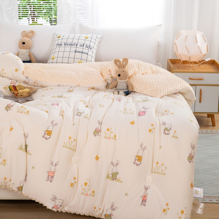 91家纺网 家纺一手货源 找家纺 天瑜家纺2023新款针织豆豆绒冬被系列 花丛小兔米