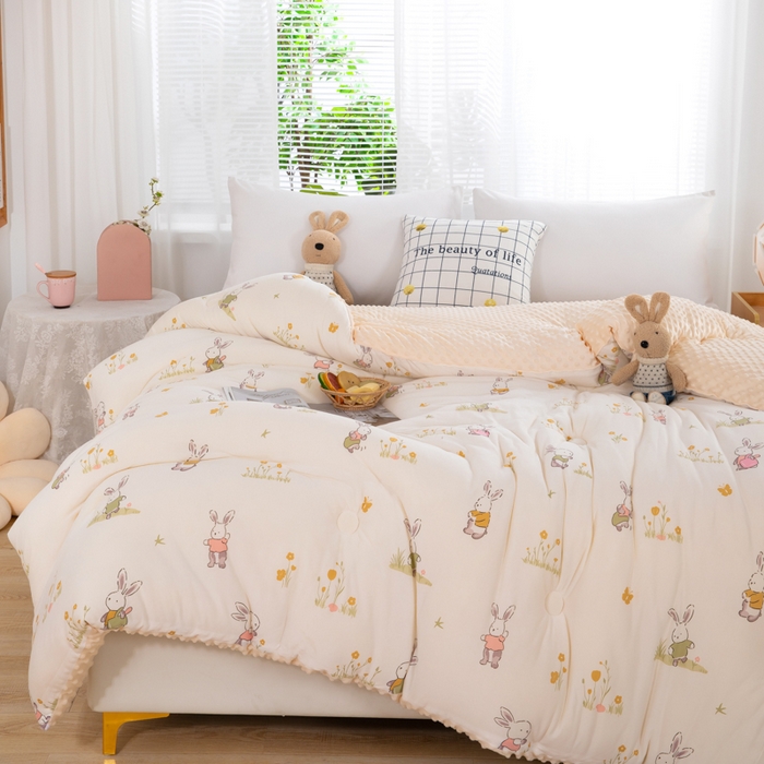 91家纺网 家纺一手货源 找家纺 天瑜家纺2023新款针织豆豆绒冬被系列 花丛小兔米