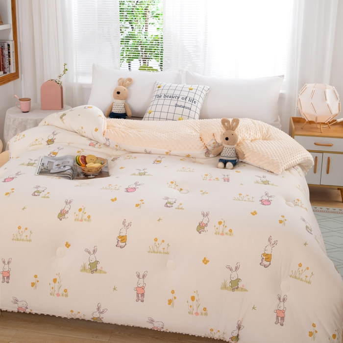 91家纺网 家纺一手货源 找家纺 天瑜家纺2023新款针织豆豆绒冬被系列 花丛小兔米