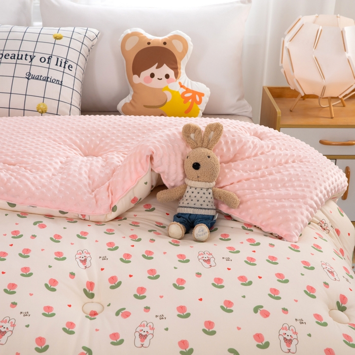 91家纺网 家纺一手货源 找家纺 天瑜家纺2023新款针织豆豆绒冬被系列 小花兔子粉1