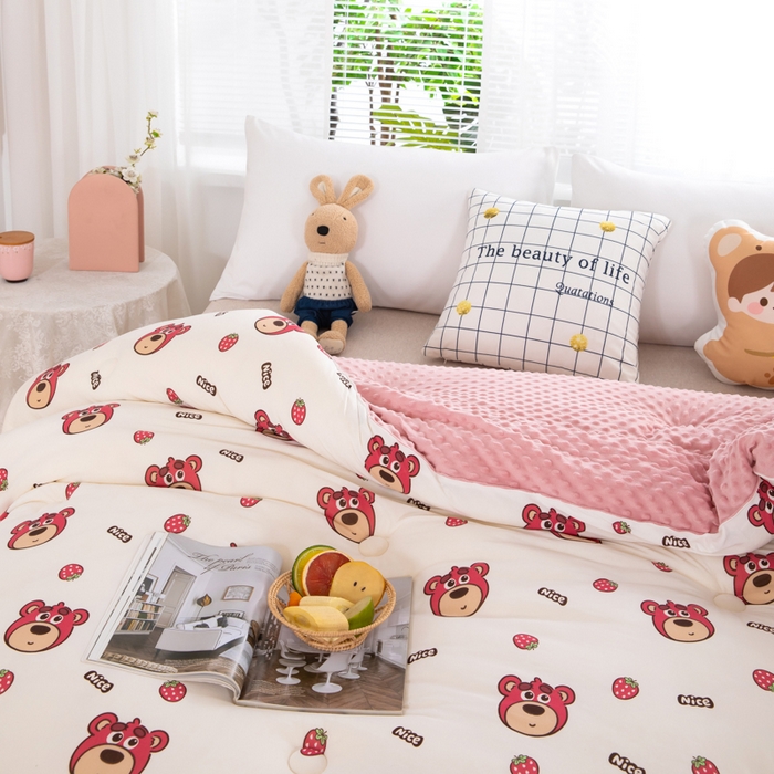 91家纺网 家纺一手货源 找家纺 天瑜家纺2023新款针织豆豆绒冬被系列 小草莓熊1