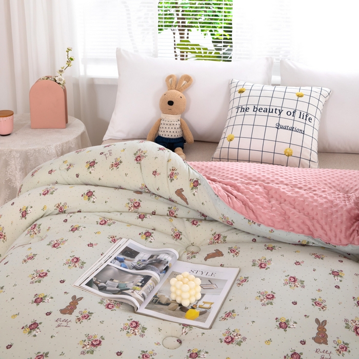 91家纺网 家纺一手货源 找家纺 天瑜家纺2023新款针织豆豆绒冬被系列 小茶花