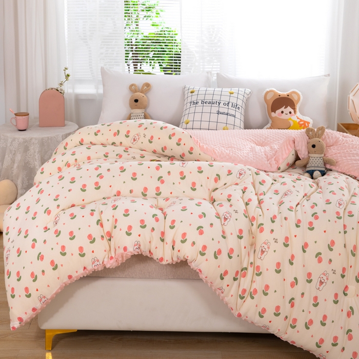 91家纺网 家纺一手货源 找家纺 天瑜家纺2023新款针织豆豆绒冬被系列 小花兔子粉1