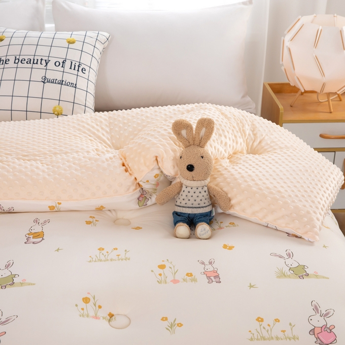 91家纺网 家纺一手货源 找家纺 天瑜家纺2023新款针织豆豆绒冬被系列 花丛小兔米