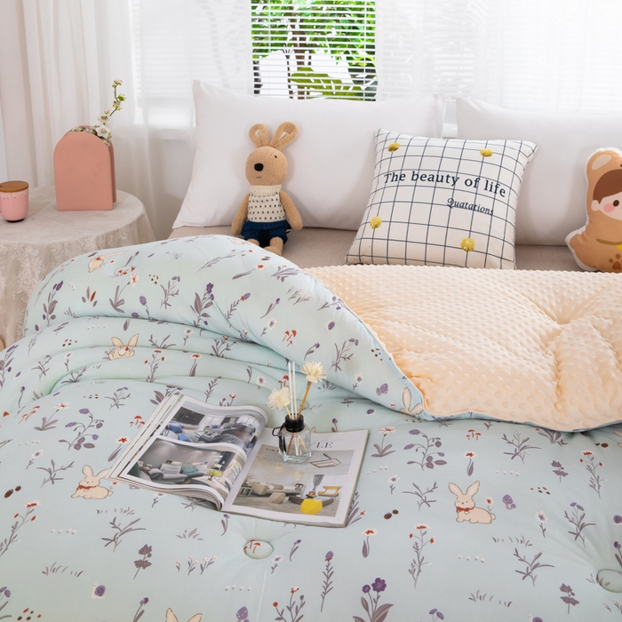 91家纺网 家纺一手货源 找家纺 天瑜家纺2023新款针织豆豆绒冬被系列 小兔子灰