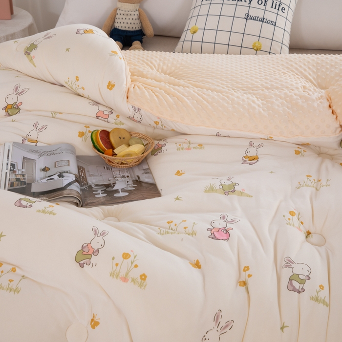 91家纺网 家纺一手货源 找家纺 天瑜家纺2023新款针织豆豆绒冬被系列 花丛小兔米