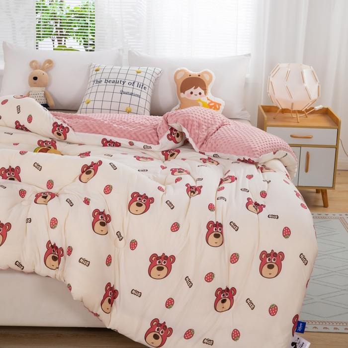 91家纺网 家纺一手货源 找家纺 天瑜家纺2023新款针织豆豆绒冬被系列 小草莓熊1