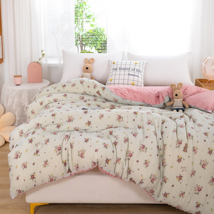 91家纺网 家纺一手货源 找家纺 天瑜家纺2023新款针织豆豆绒冬被系列 小茶花