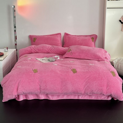 91家纺网 家纺一手货源 找家纺 萝莉家纺 2023新款冬季加厚软绵绵的泰迪绒美丽绒毛巾绣牛奶绒四件套 汽球熊玫红