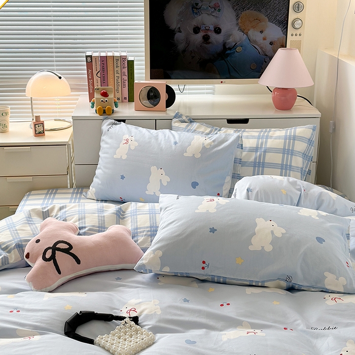 91家纺网 家纺一手货源 找家纺 昔可家纺 2023新款全棉卡通动物印花四件套 丝带小兔蓝