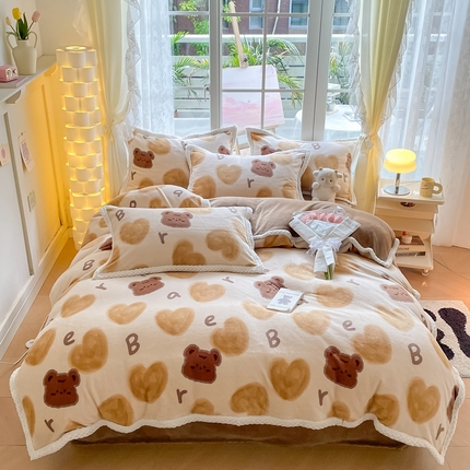 91家纺网 家纺一手货源 找家纺 川悦生活 2023新款宽边牛奶绒工艺款四件套 宽边字母熊