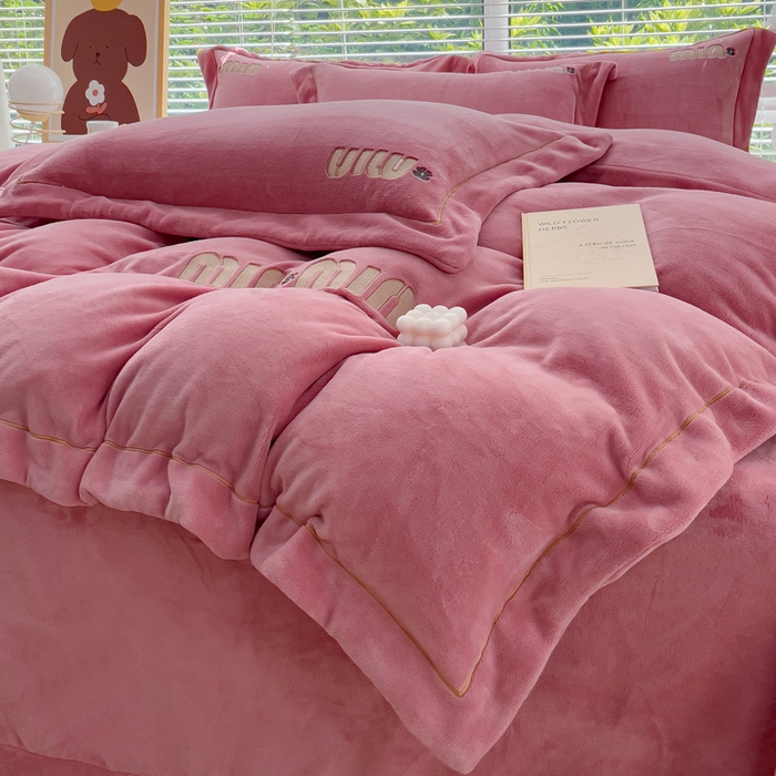 91家纺网 家纺一手货源 找家纺 梦可莱2023新款迷妮绣花牛奶绒四件套 豆沙