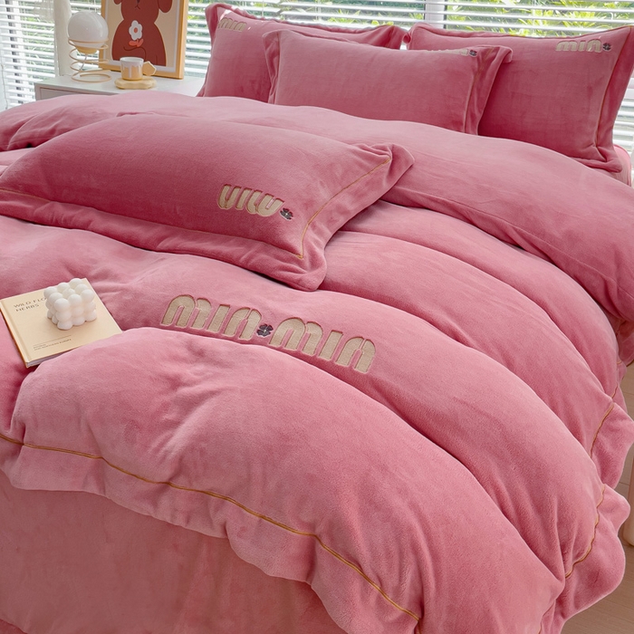 91家纺网 家纺一手货源 找家纺 梦可莱2023新款迷妮绣花牛奶绒四件套 豆沙