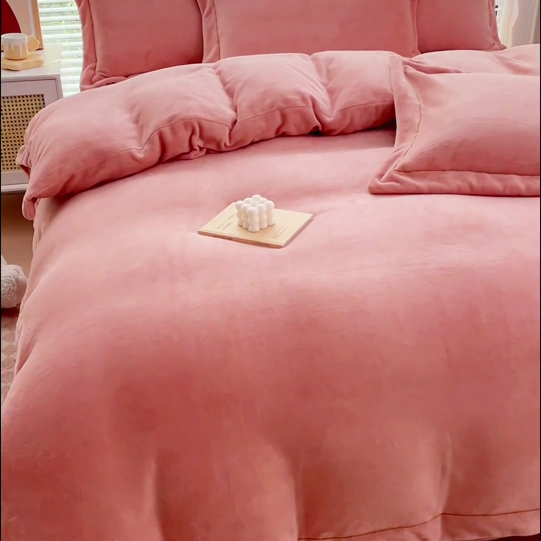 91家纺网 家纺一手货源 找家纺 梦可莱2023新款迷妮绣花牛奶绒四件套 皮粉