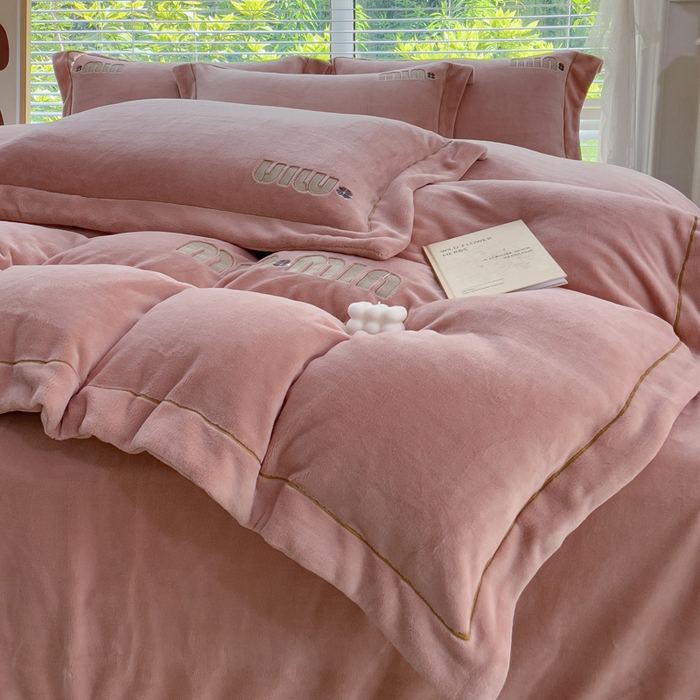 91家纺网 家纺一手货源 找家纺 梦可莱2023新款迷妮绣花牛奶绒四件套 皮粉