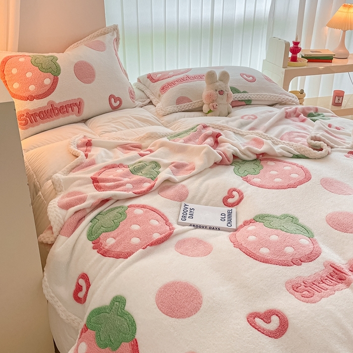 91家纺网 家纺一手货源 找家纺 川悦生活 2023新款高克重宽边菠萝格双面包边雪花绒毛毯 毛毯啵啵草莓