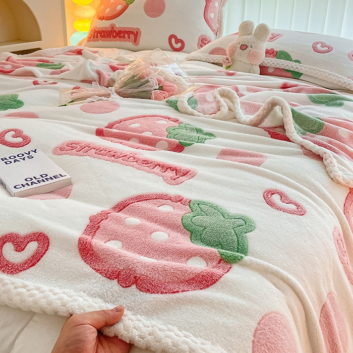 91家纺网 家纺一手货源 找家纺 川悦生活 2023新款高克重宽边菠萝格双面包边雪花绒毛毯 毛毯啵啵草莓