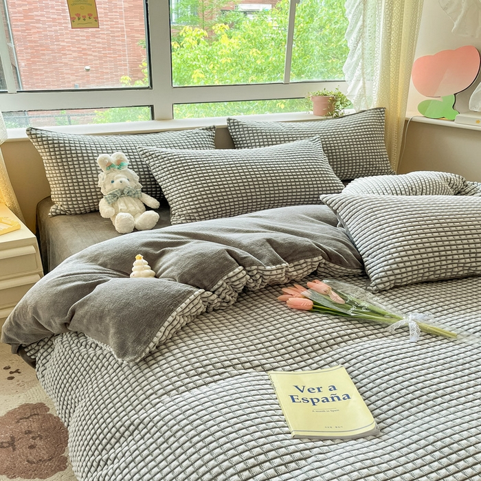 91家纺网 家纺一手货源 找家纺 慕澄家纺 2024简约款剪花牛奶绒四件套 简约-灰