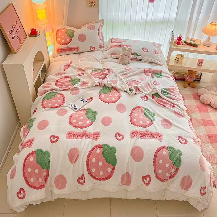 91家纺网 家纺一手货源 找家纺 川悦生活 2023新款高克重宽边菠萝格双面包边雪花绒毛毯 毛毯啵啵草莓