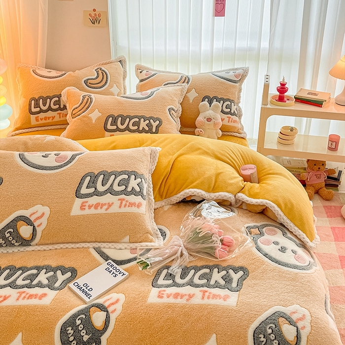 91家纺网 家纺一手货源 找家纺 川悦生活 2023新款立体雪花绒宽边四件套 宽边好味熊