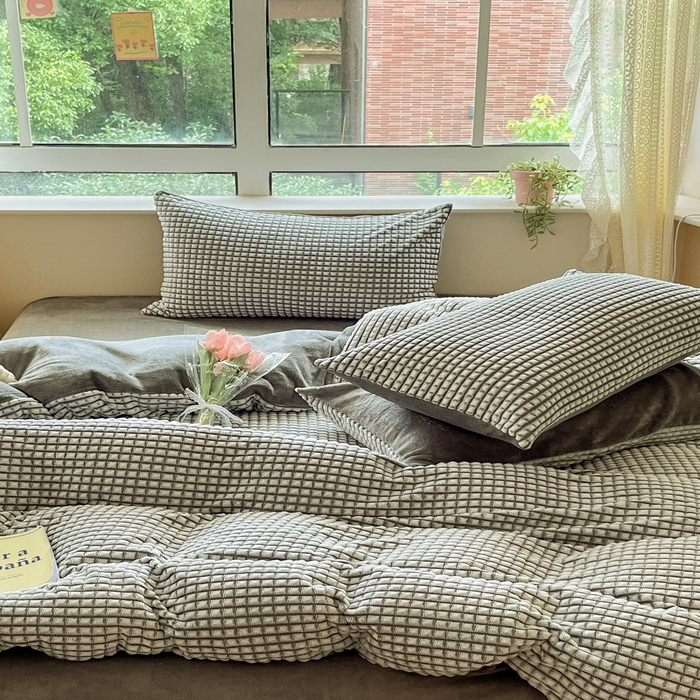 91家纺网 家纺一手货源 找家纺 慕澄家纺 2024简约款剪花牛奶绒四件套 简约-灰